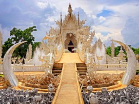 In der Provinz Chiang Rai in Nord-Thailand befindet sich Wat Rong Khun, ein schneeweisser Tempel.