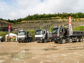 Die Trucks C 440 P8X4 Optitrack, C 520 P10X4 Optidriver Xtended und K 480 P8X4 (von rechts) warten im Steinbruch der Jura-Cement-Fabriken AG in Wildegg auf ihre Testfahrt. Alle Kipper waren bei den Fahrten beladen. 