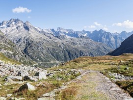 Um Feuchtgebiete zu durchqueren und die Steigung auszugleichen, wurden auf dem Sustenpass zwischen den Kantonen Bern und Uri beidseitig gemauerte Dammstrassen gelegt.