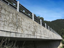 Risse in einer Brücke.