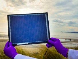 Eine Solarzelle, so gross wie ein Blatt Papier: Das schafften Forscher der Universität Swansea.