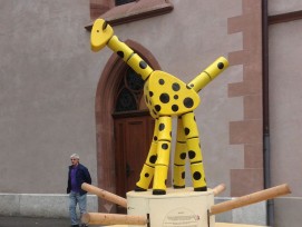 Mutwillig beschädigt: die Giraffe auf dem Claraplatz