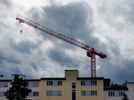 Die Perspektiven des Hochbausegments haben sich im vergangenen Quartal weiter verdüstert. Die Gesamtsumme geplanter Bauprojekte ging deutlich stärker zurück als die Zahl der Gesuche. Daraus lässt sich schliessen, dass Investoren angesichts wirtschaftliche