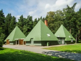 Das Besucherzentrum von 1924 diente ursprünglich als Personalgebäude. Seit 1998 beherbergt es ein Besucherzentrum. Im Inneren ist heute eine Ausstellung zum Friedhof beheimatet.