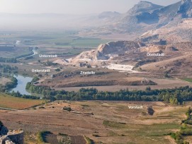 Blick von Norden auf die Ruinenstätte des Sirkeli Höyük mit Zitadelle sowie Unter-, Ober- und Vorstadt. © Institut für Archäologische Wissenschaften der Universität Bern, Projekt Sirkeli Höyük