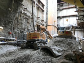 Bei der Avenue-Station kam der Liebherr-Raupenbagger R924 Compact beim Materialtransport im Tunnelschacht zum Einsatz.