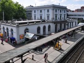 Bahnhof Zürich Stadelhofen mit der von Star-Architekt Santiago Calatrava entworfenen Perronüberdachung.