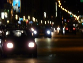 Autos auf Strasse bei Nacht 