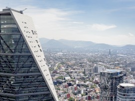 Die Turmspitze des Torre Reforma in Mexiko-Stadt.