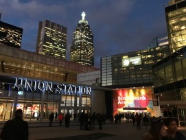 Union Station und Scotiabank Arena sind im Untergrund  zu Fuss erreichbar.