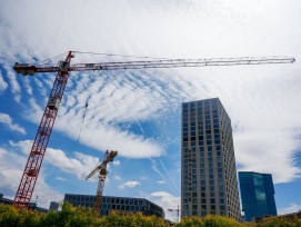 Die Bauinvestitionen sind gestiegen: Auch beim Zürcher Pfingstweidpark ragen Krane in den Himmel.