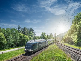 Ein Re-465 der BLS in Chambrelien in der Gemeinde Rochefort NE, Symbolbild.