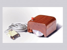 Der allererste Prototyp einer Computermaus wurde 1963 von William English nach Zeichnungen von Douglas Engelbart gebaut.