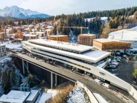 Das Hauptgebäude wurde als brückenartige Verbindung über die Stenna­schlucht erstellt