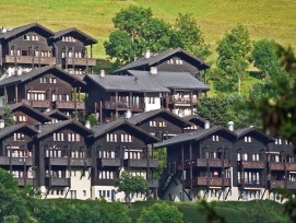Ferienhaussiedlung im Wallis, Symbolbild. 