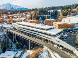 Das Hauptgebäude wurde als brückenartige Verbindung über die Stennaschlucht erstellt.