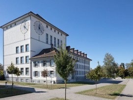 Innerhalb des Bildungszentrums Kreuzfeld nimmt das von Hans Klauser 1928 bis 1930 realisierte und kürzlich fachgerecht renovierte Schulhaus eine prominente Rolle ein. 