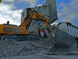 Die monströse Baggerschaufel wartet auf ihren Einsatz, während der A-Rex M9300 Mauerstücke mit einer überdimensionalen Beisszange herausreisst.