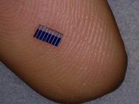 In Kleidung eingearbeitete Miniatur-Solarzellen können genügend Energie produzieren, um ein Smartphone aufzuladen.