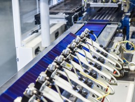 Der industrielle Zell-Stringer am Fraunhofer-Institut ermöglicht auf Basis einer neuen Klebetechnik die kostenoptimierte Produktion von Schindelstrings.