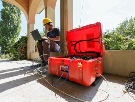 Dabei sammelte das Team Messungen mit dem Seismometer.