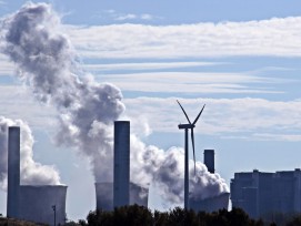 Erneuerbare Energien versus fossile Energie (Symbolbild)