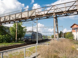 Die Passerelle in Kerzers und das alte Stellwerk (rechts).