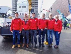 Marco Rohrer, Julia und Hansheini Dillier, Hans Rieder, Heini und Sonja Dillier, (von links) vor dem neuen raupenfahrbaren Schnellmontagekran Hup C40-30.