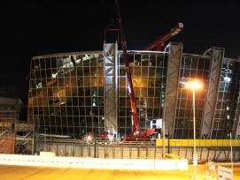 In der Nacht auf Donnerstag wurden Teile der Schutzwand des ersten der sechs Gebäude von «The Circle» rückgebaut.