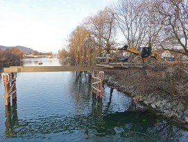 Die provisorische Brücke für das Turnfest in Aarau wurde diese Woche errichtet.