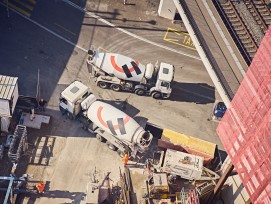 LKWs von Lafarge Holcim bei Arbeiten am Andreas Tower