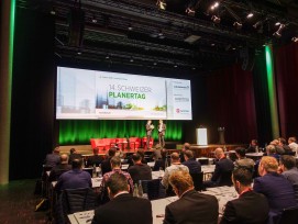 Eindrücke vom Schweizer Planertag in Brugg: Die Digitalisierung bei der Planung und Überwachung stand im Mittelpunkt der Veranstaltung. In den Pausen gab es die Gelegenheit, neue Technik kennenzulernen.