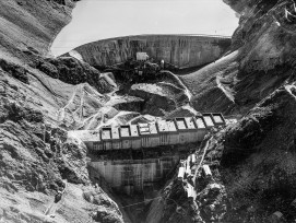 Vor der Bogenstaumauer hinten, die 1934 gebaut wurde, entsteht die neue Gewichtsstaumauer der Grande Dixence VS.