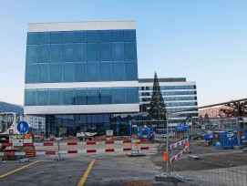 An den Fassaden des Visitor Centers und des Managementgebäudes im Hintergrund wurden kundenspezifische, rahmenlose Photovoltaikelemente angebracht. 