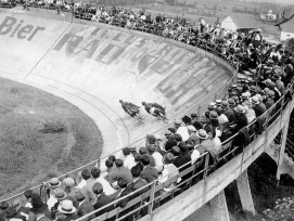 Ein Foto aus der guten alten Zeit des Bahnradsports, als die Rennbahn Oerlikon noch ausverkauft war und die Motorradfahrer des Steherrennens Militärhelme trugen. 