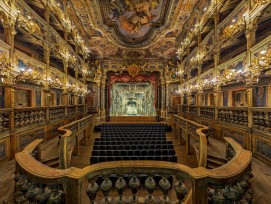 Bayreuth, Markgräfliches Opernhaus, Innenansicht nach der Restaurierung. Gesamtansicht des Zuschauerraums, Blick in Richtung Bühne von der Fürstenloge aus.