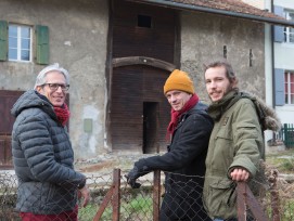 Coach Laurent Guidetti von Tribu Architecture mit den Projektinitianten aus Denens VD, den jungen Architekten Arthur de Buren und Charles Capré.