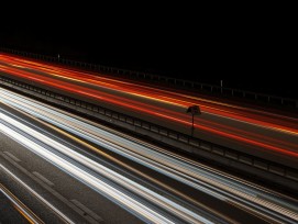 Autostrasse bei Nacht (Symbolbild)