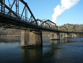 Die einspurige Bahnbrücke über die Aare zwischen den Stationen Koblenz und Felsenau ist 236 Meter lang