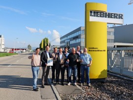 Daumen hoch bei der Liebherr-Baumaschinen AG (v. l. n. r.): Reto Studer (Leiter Marketing), Peter Misteli (Kaufm. Leiter / Geschäftsleitung), René Klaus (Spartenleiter Betontechnik), Marcel Hartl (Geschäftsführer / Direktor), Pascal Rieder (Technischer Ve