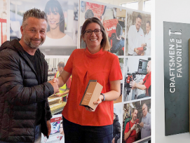 Veronika Schnabel, Head of Marketing (rechts) darf den «Craftsmen’s Favorite»-Award in der Kategorie «Werkzeuge» aus den Händen von Baublatt-Regionalverkaufsleiter Patrick Huser entgegennehmen.