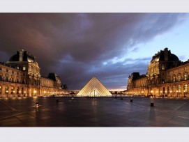 Pyramide beim Louvre.