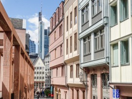 Die «Neue Altstadt» in Frankfurt glänzt fast so wie die Skyline des Bankenviertels im Hintergrund.