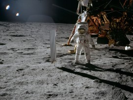 Astronaut Edwin E. Aldrin und das Sonnenwindsegel der Universität Bern auf dem Mond.