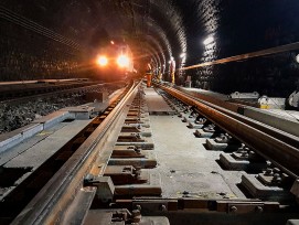 Beim Lötschberg-Scheiteltunnel wird bis Ende 2022 eine feste Fahrbahn eingebaut und ein neues Entwässerungssystem installiert.  Das Gewölbe des 1913 eröffneten Tunnels ist aber in gutem Zustand. Die Arbeiten sollen bei vollem Betrieb ausgeführt werden. 