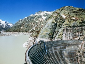 Die neue Doppelstaumauer am Grimsel wird unmittelbar vor der bestehenden gebaut.  