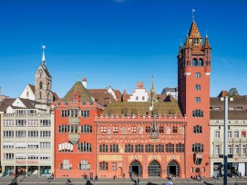 Das Basler Rathaus zeigt deutlich ablesbar drei Bauphasen. 1504 – 14 entstand der ursprüngliche Teil mit den Arkaden. 1606 – 08 wurde die Vordere Kanzlei gebaut, die sich links nahtlos an die Arkaden anschliesst. 1900 – 01 folgten die Neue Kanzlei ganz li