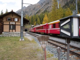 Das Bahnhofsgebäude Spinas der Rhätischen Bahn wird verschoben.