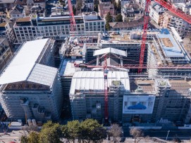 Das Projekt aus der Vogelperspektive: Die drei historischen Bauten, im Bild vorne, links und in der Mitte, werden umfassend saniert und um einen u-förmigen Neubau erweitert.