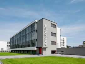 Das Gebäude in Dessau gilt als Schlüsselwerk der europäischen Moderne. Funktionalismus verbindet sich mit architektonischer Qualität unter Verwendung der damals richtungsweisenden Materialien Stahlbeton und Glas.